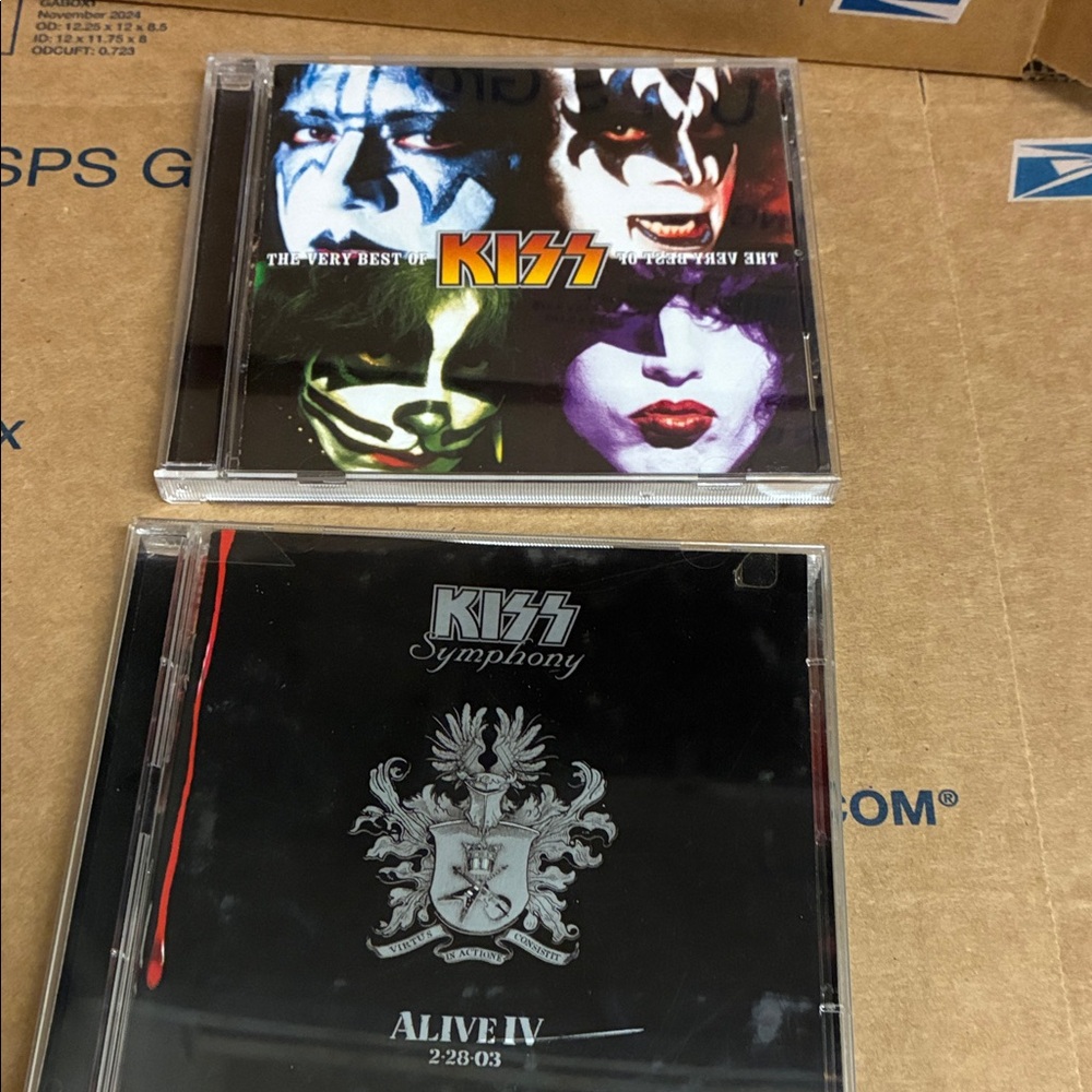 2 Classic KISS CDs in excellent condition KISS Symphony The Very Best Of KISS